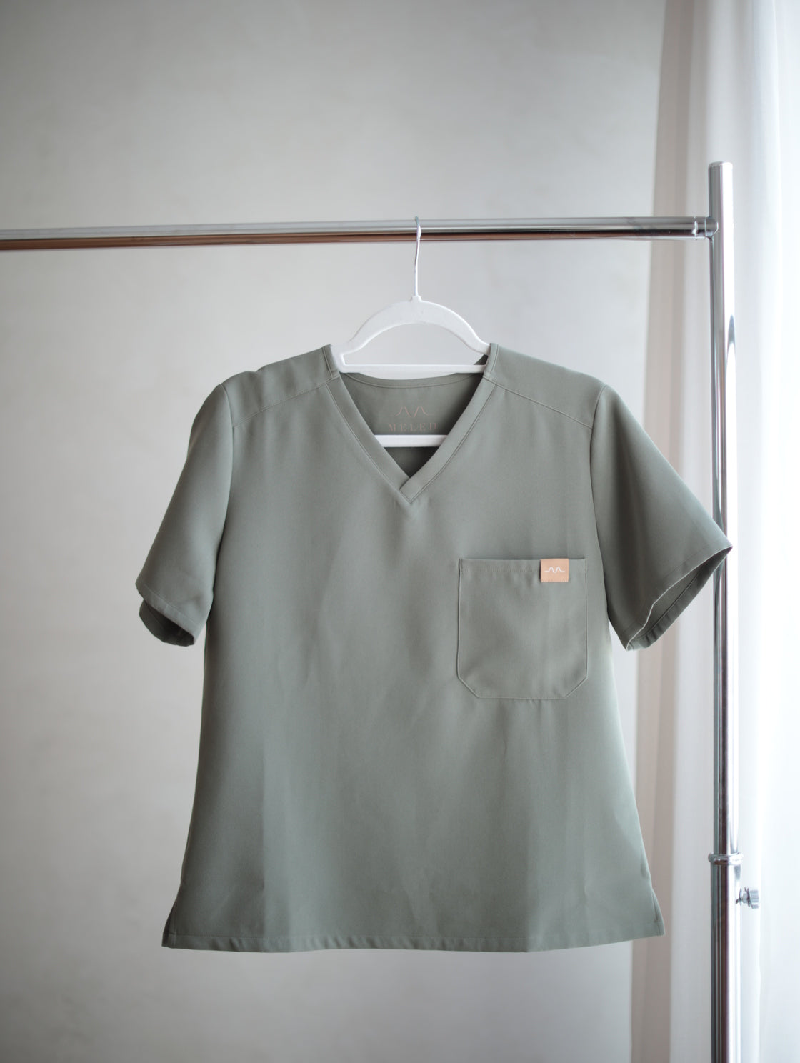 【Olive限定色 数量限定】Noa Simple Scrub Top