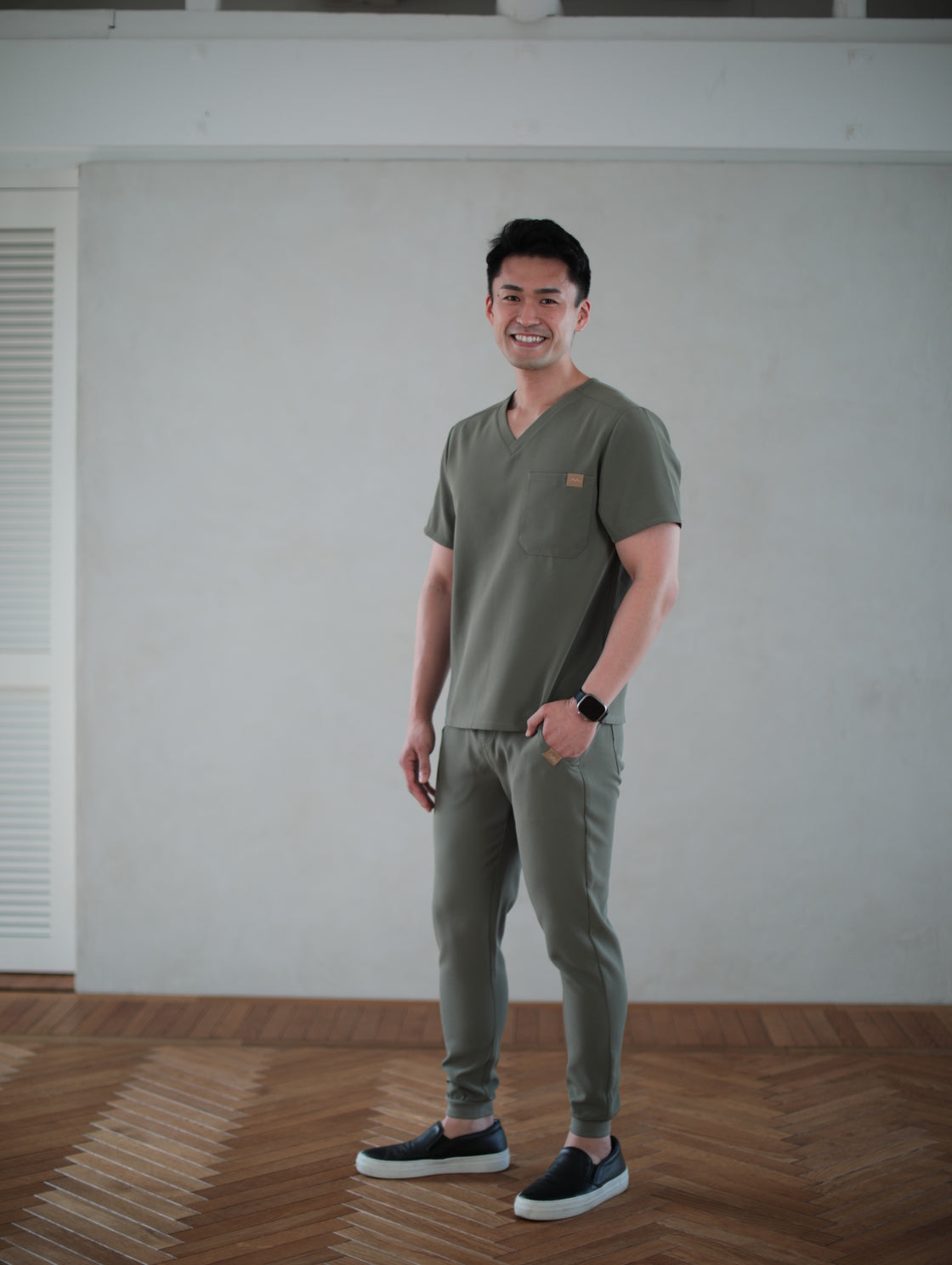 【Olive限定色 数量限定】Noa Simple Scrub Top