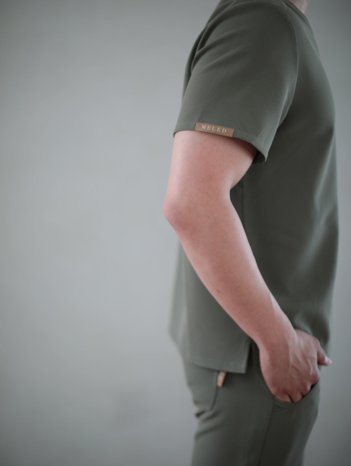 【Olive限定色 数量限定】Noa Simple Scrub Top