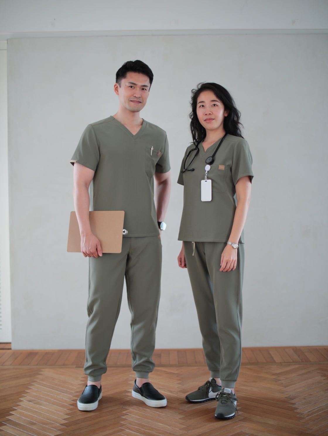 【Olive限定色 数量限定】Noa Simple Scrub Top