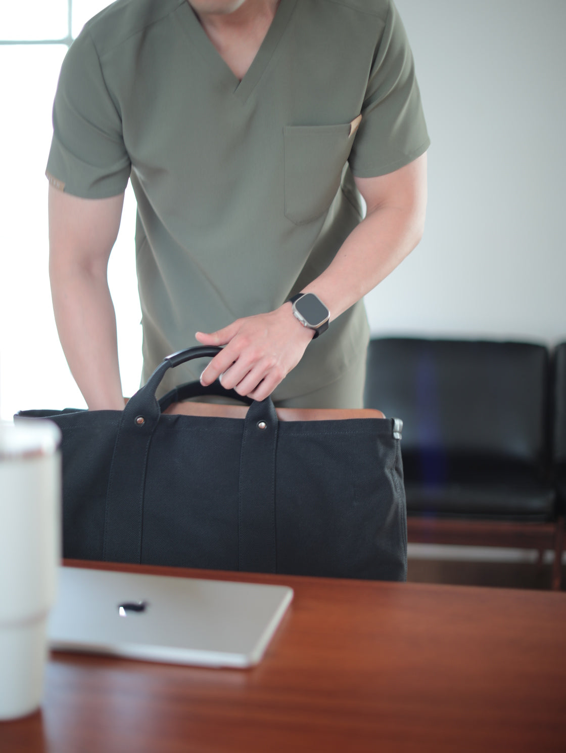 【Olive限定色 数量限定】Noa Simple Scrub Top