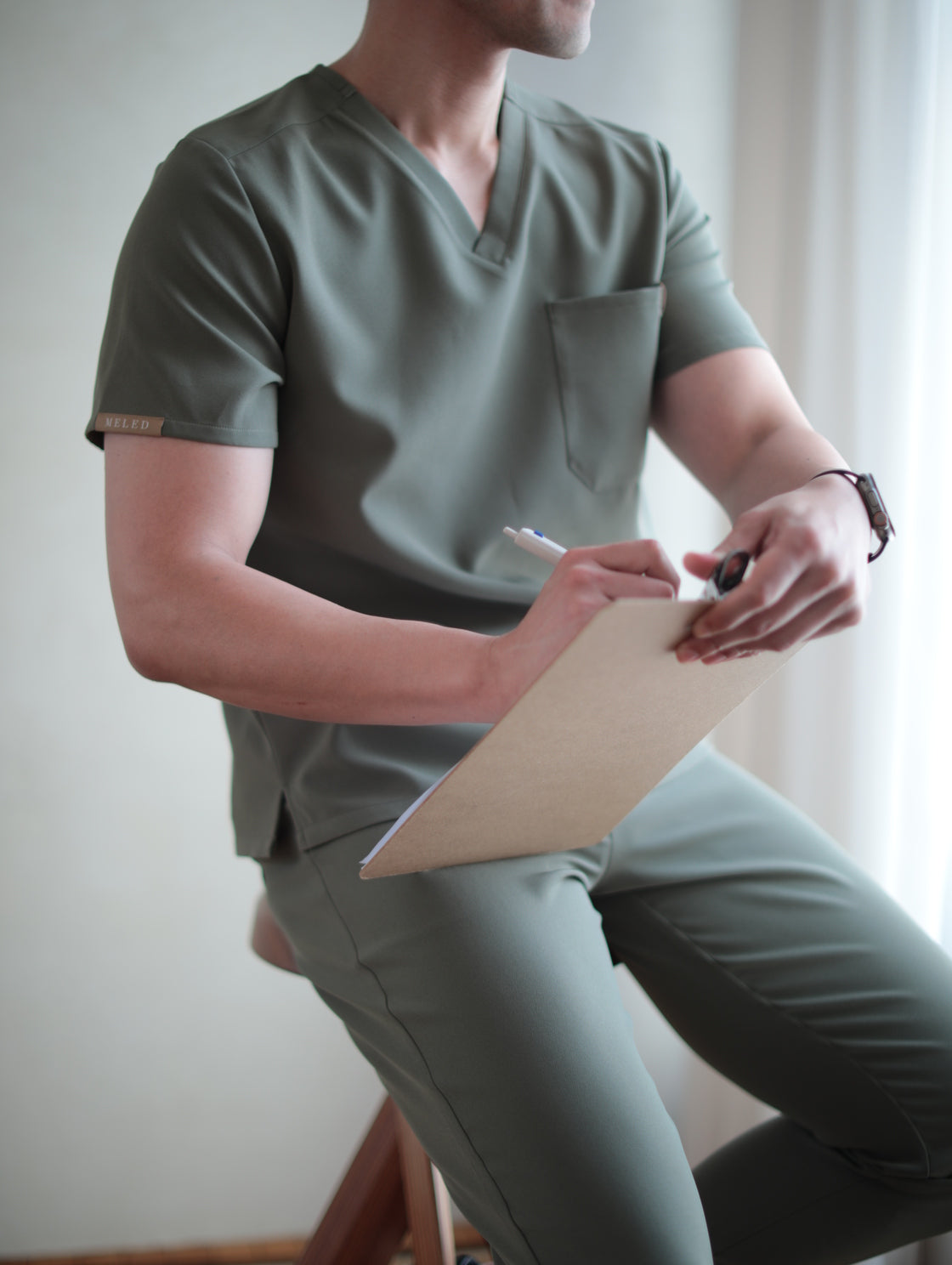 【Olive限定色 数量限定】Noa Simple Scrub Top